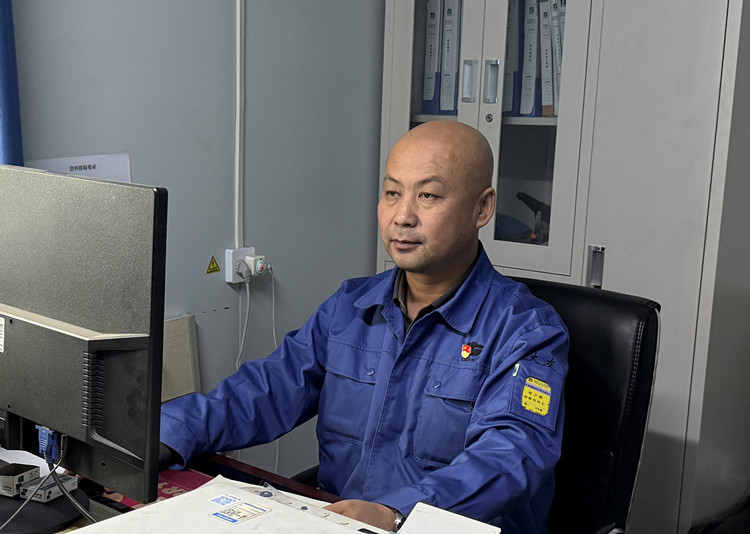 第三屆“大友標(biāo)兵”  楊萬(wàn)鵬